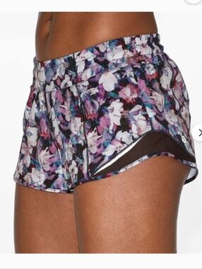Lululemon Hotty Hot Short I2.5" Floral purple Size: 8 tennis run yoga